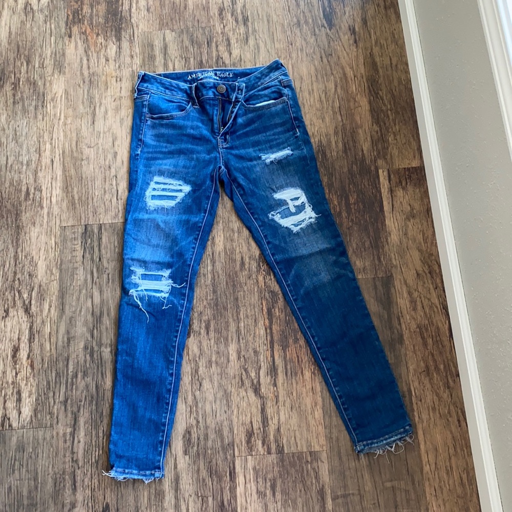 American Eagle Distressed Ankle Cropped Blue Jeans